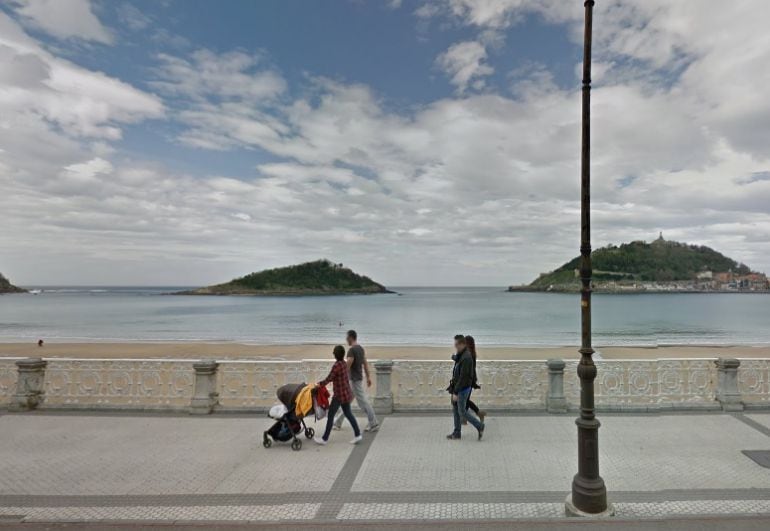 Una familia pasea por La Concha