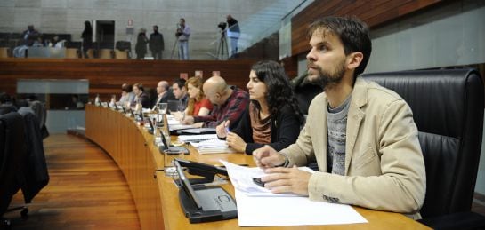 Álvaro Jaén en su escaño junto a su grupo de diputados