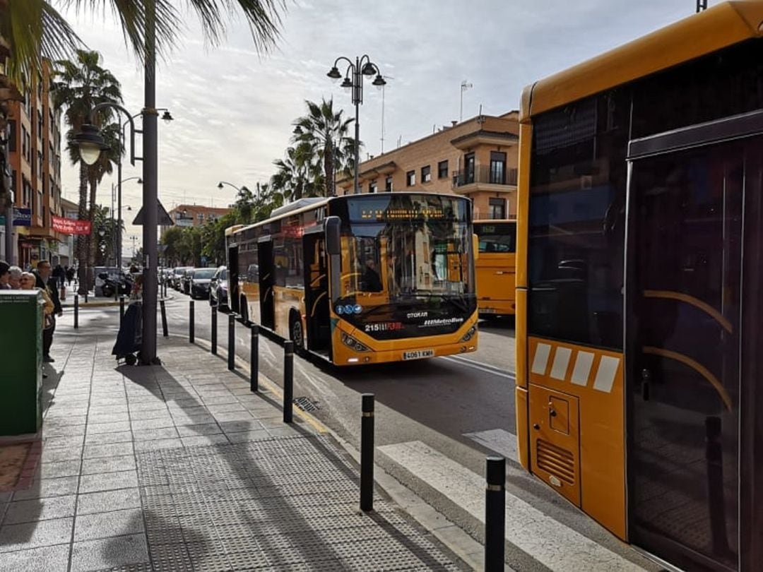 Varios autobuses metropolitanos de las líneas que unen Xirivella con València atravesando esta localidad de l&#039;Horta Oest. 