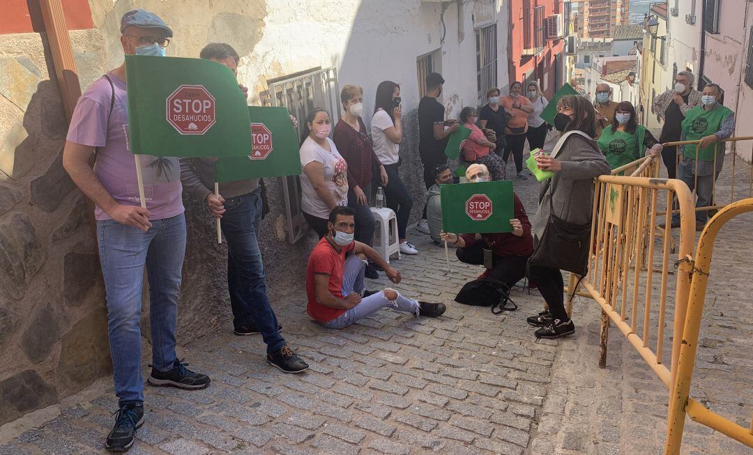 Protesta frente a la casa de un matrimonio de Jaén que finalmente no fue desahuciado el pasado 7 de mayo.