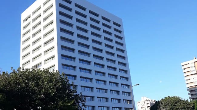Imagen del 'Edificio Blanco' de la Junta de Andalucía en Málaga.