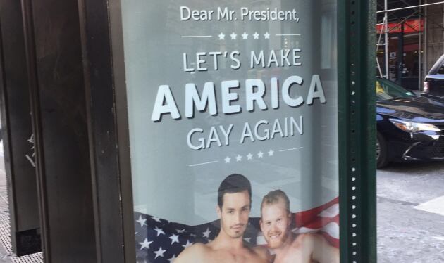 Anuncio de una red de encuentros sexuales en una parada de autobús.