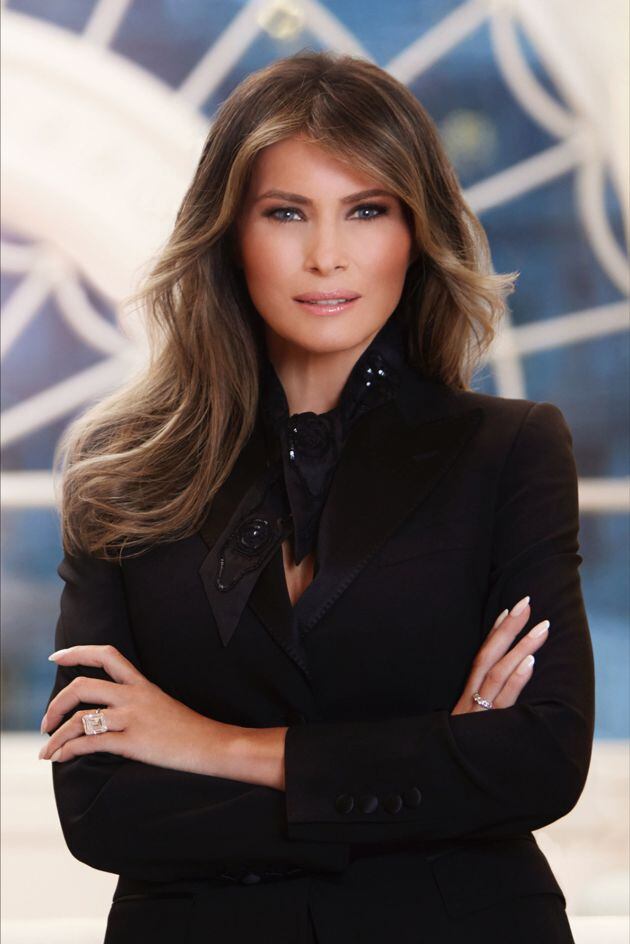 La Casa Blanca divulga el primer retrato oficial de Melania Trump.