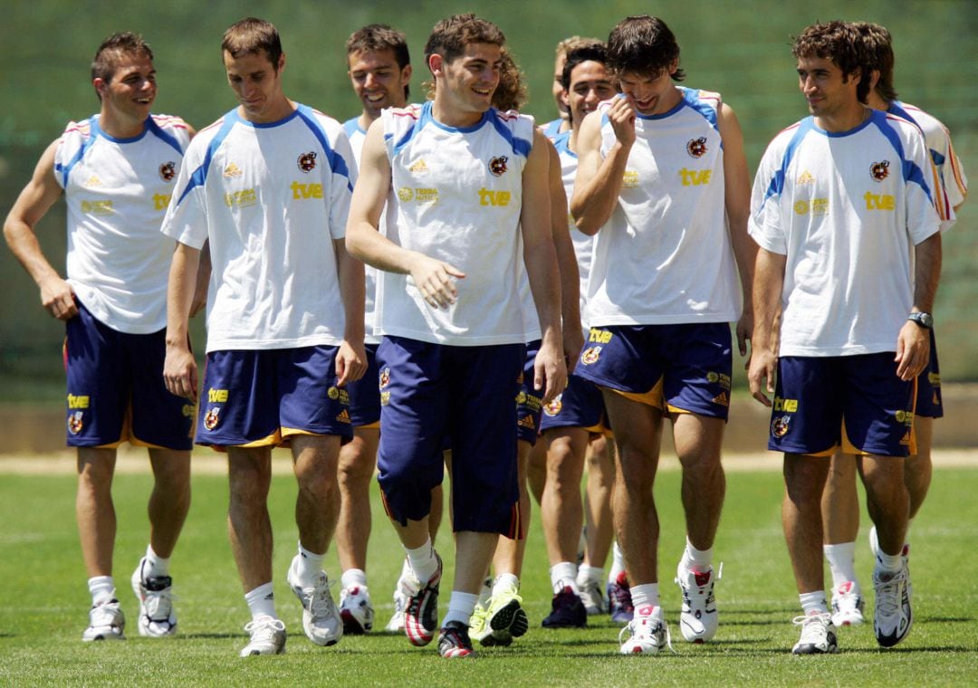 Algunos jugadores de la selección española en un entrenamiento de la Eurocopa de 2004