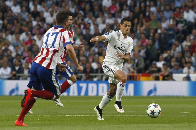 El delantero mexicano del Real Madrid Javier Hernández &quot;Chicharito&quot; (d) controla el balón