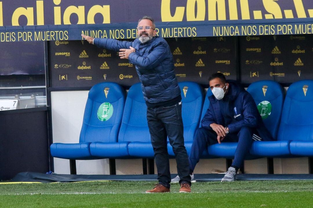 Cervera junto a su segundo, Roberto Perea, durante un partido del Cádiz en Carranza.