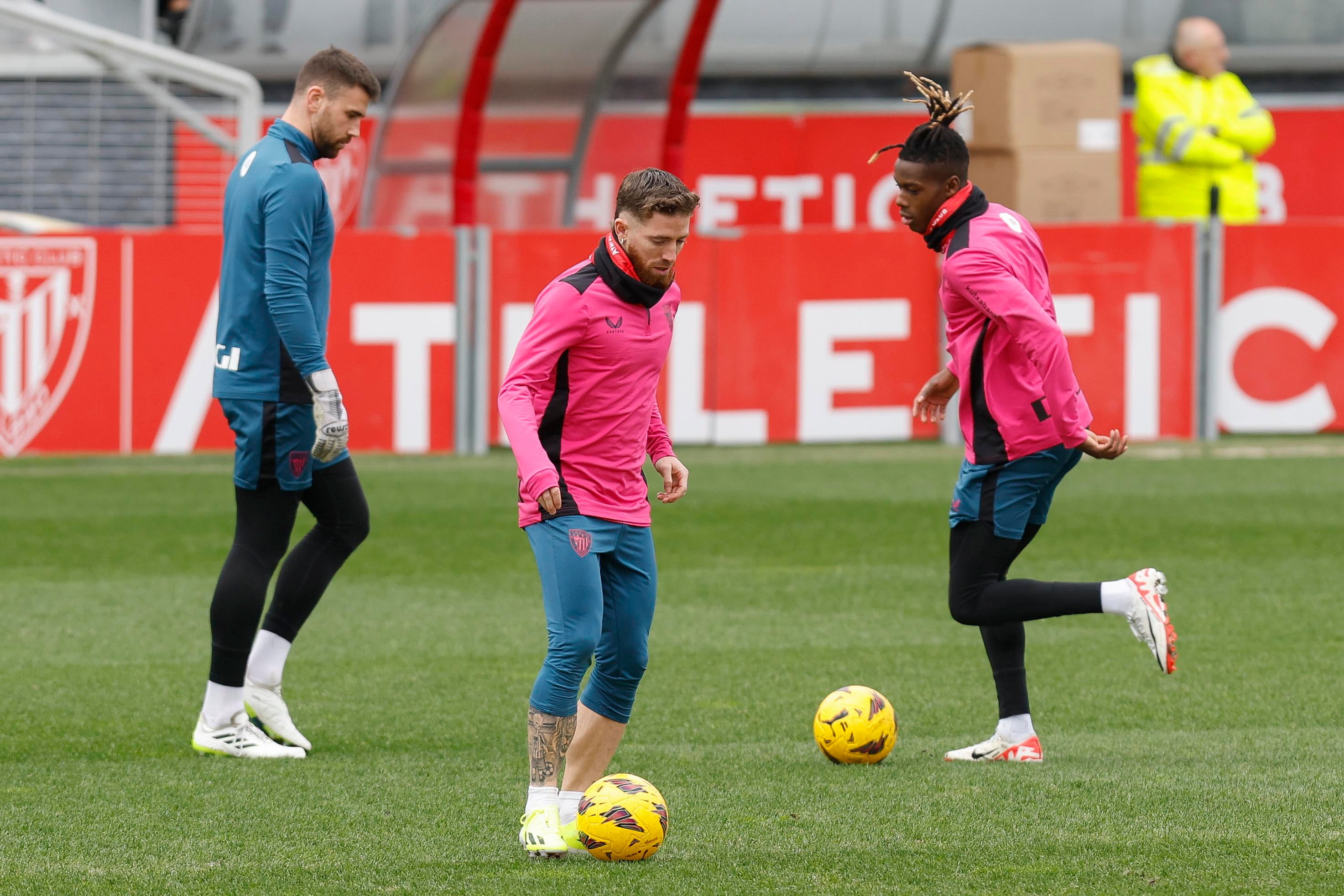 Muniain y Nico Williams durante el entrenamiento que el Athletic de Bilbao ha celebrado este jueves en sus instalaciones de Lezama