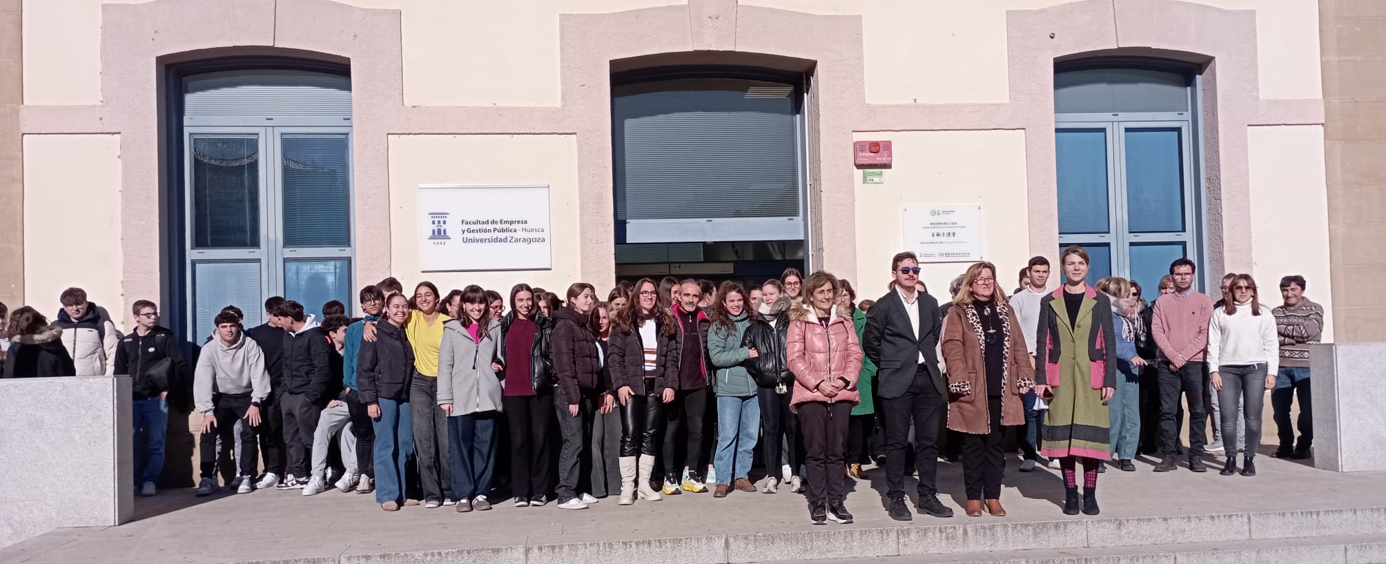 Minuto de silencio guardado tras la lectura del Manifiesto por el 25N en el Campus de Huesca