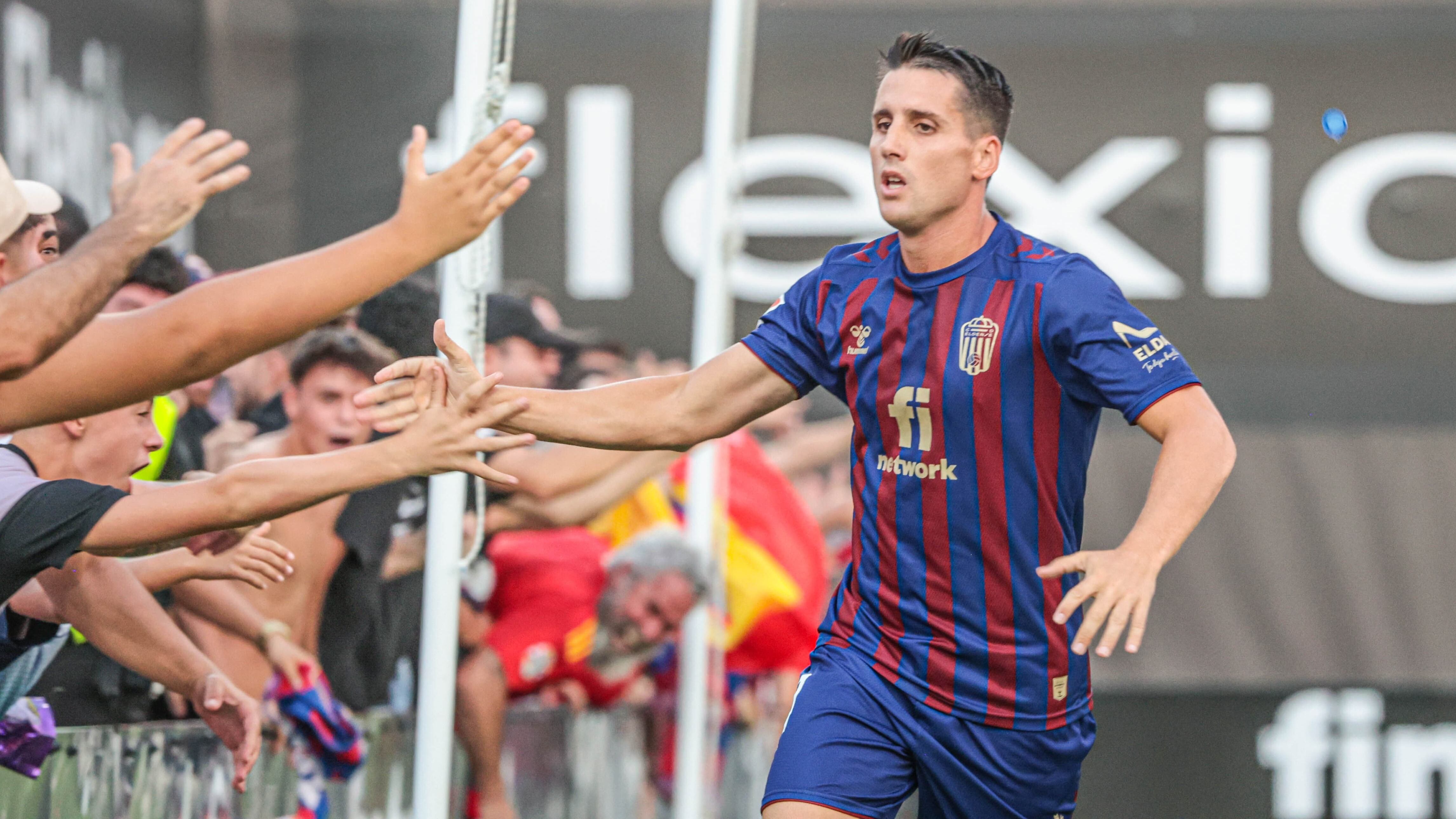 Juanto Ortuño celebra el último gol del Eldense