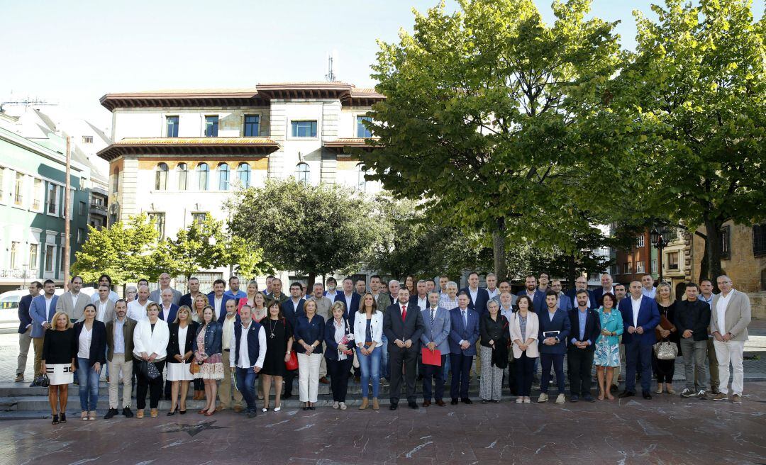 Foto de familia del presidente y de la consejera de Presidencia con los alcaldes convocados a la reunión.