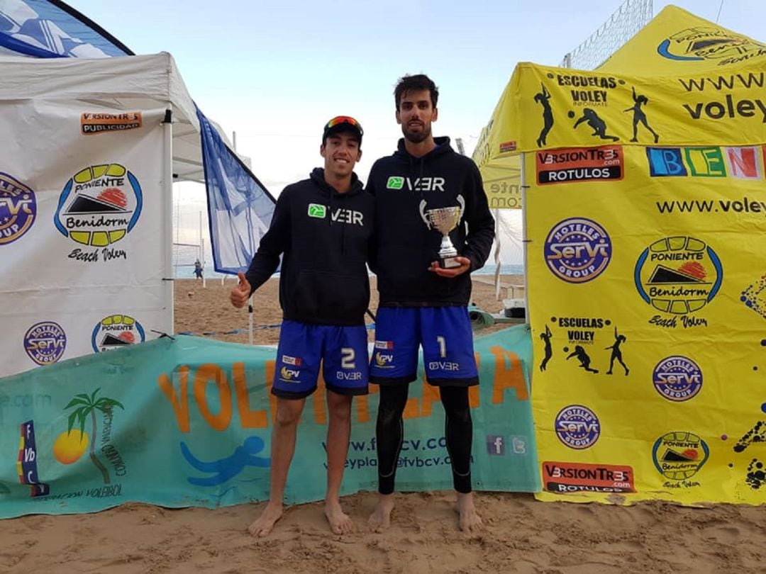 El petrerí Robert Sanfelix Gil (I) y el madrileño Dani Moreno se adjudicaron la Liga de Invierno de Vóley Playa