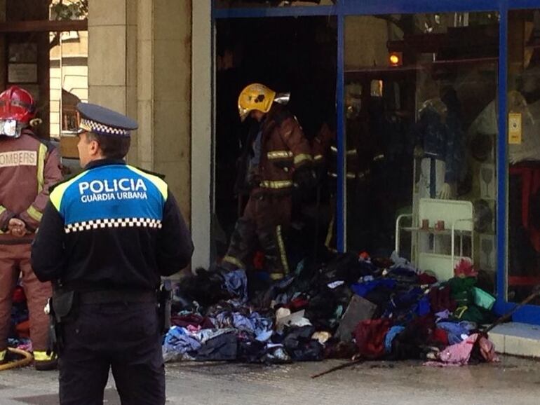 Els bombers acabant d&#039;apagar el foc de la botiga situada al Passeig Sunyer número 20 de Reus