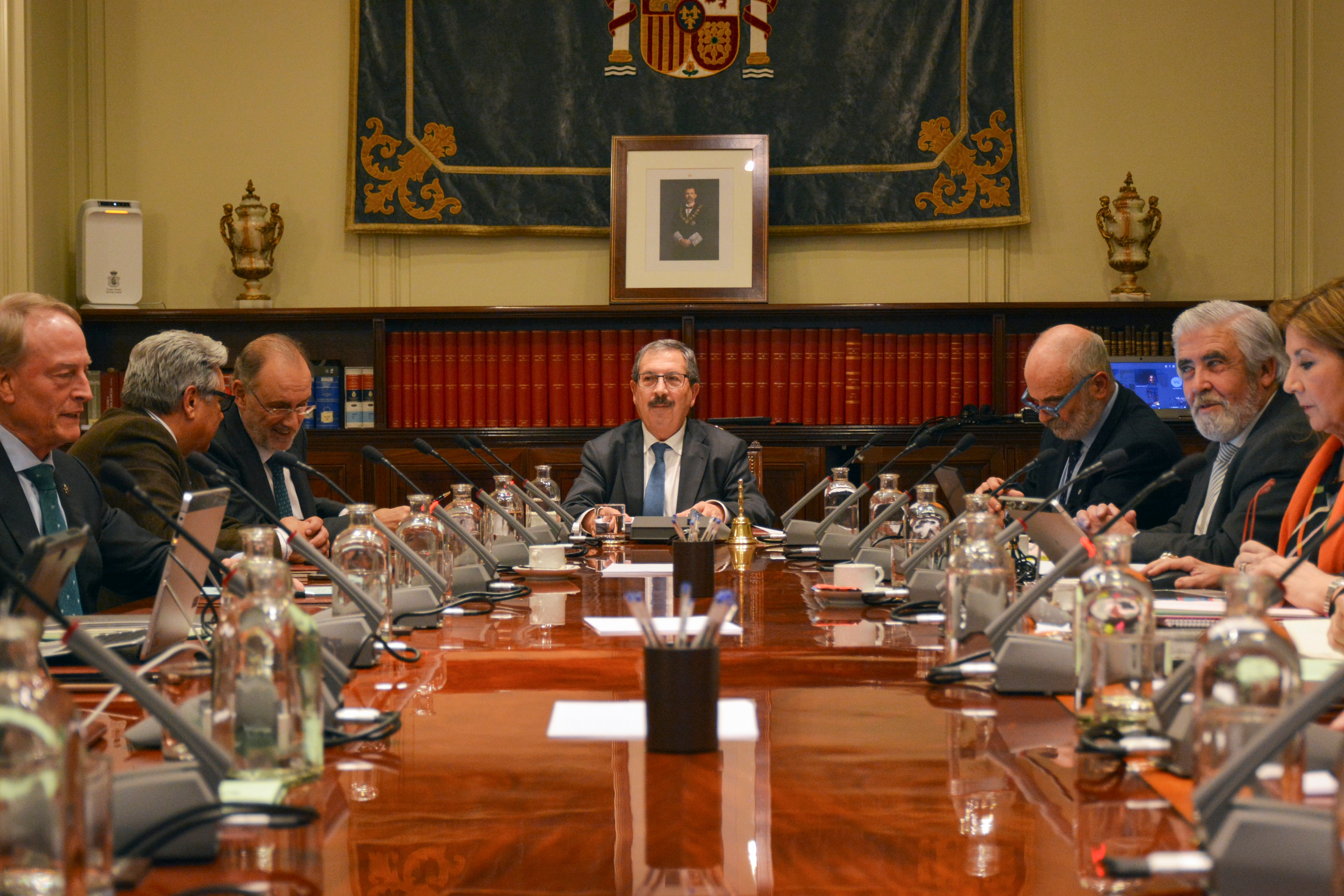 El presidente del Consejo General del Poder Judicial (CGPJ), Rafael Mozo (c), preside el pleno extraordinario que se está celebrando en el Consejo General del Poder Judicial, este martes en Madrid.