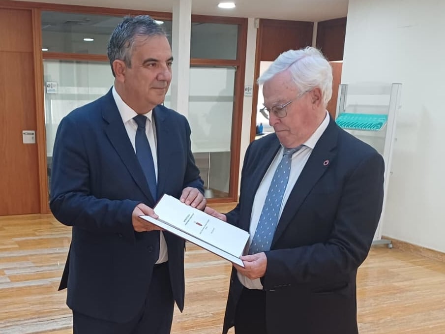 El consejero de Universidades, Juan María Vázquez, entrega el Anteproyecto de Ley de Universidades al presidente del CES, José Antonio Cobacho