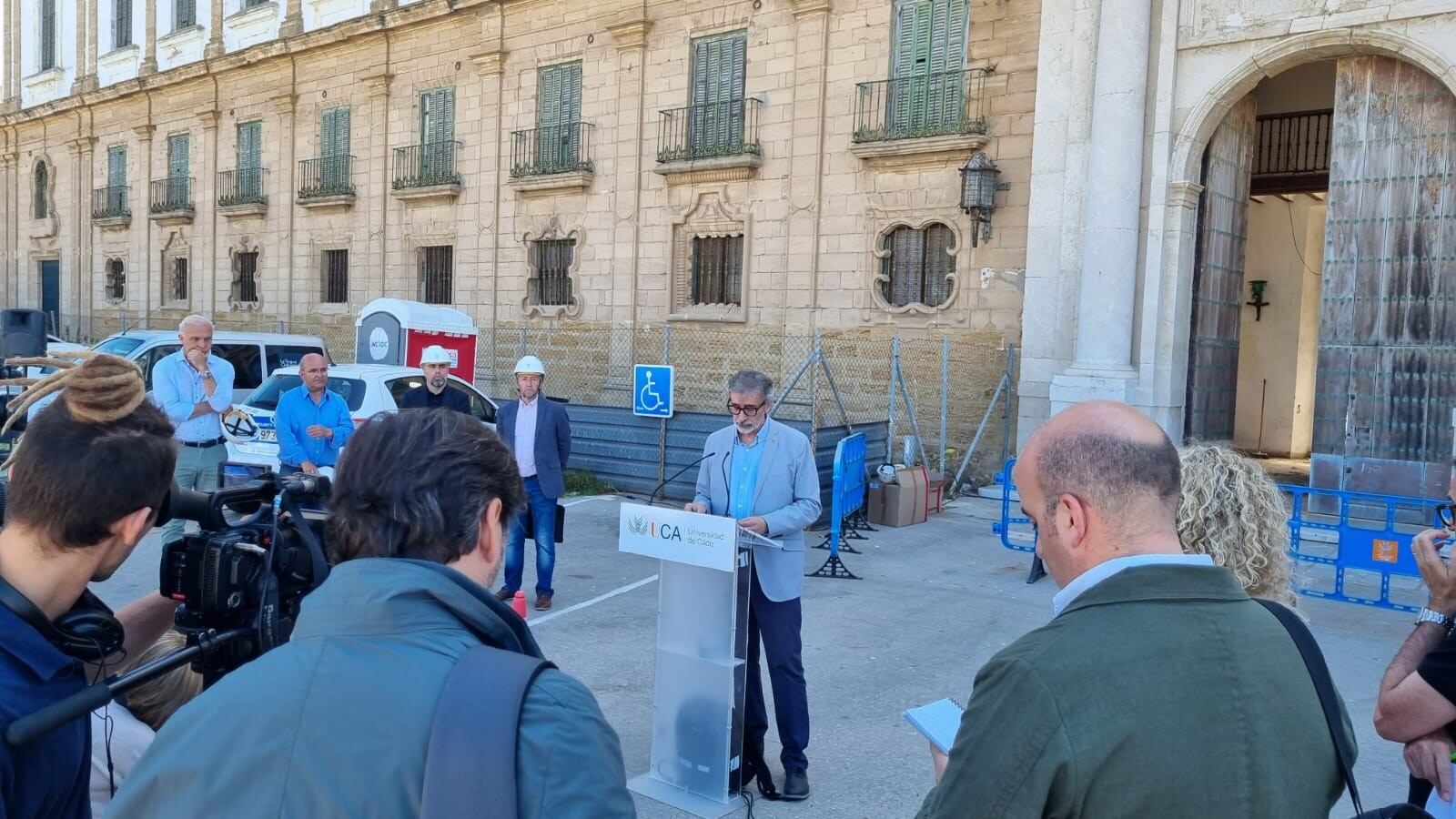 El Rector, Fco Piniella, en un acto a las puertas del edificio Valcárcel