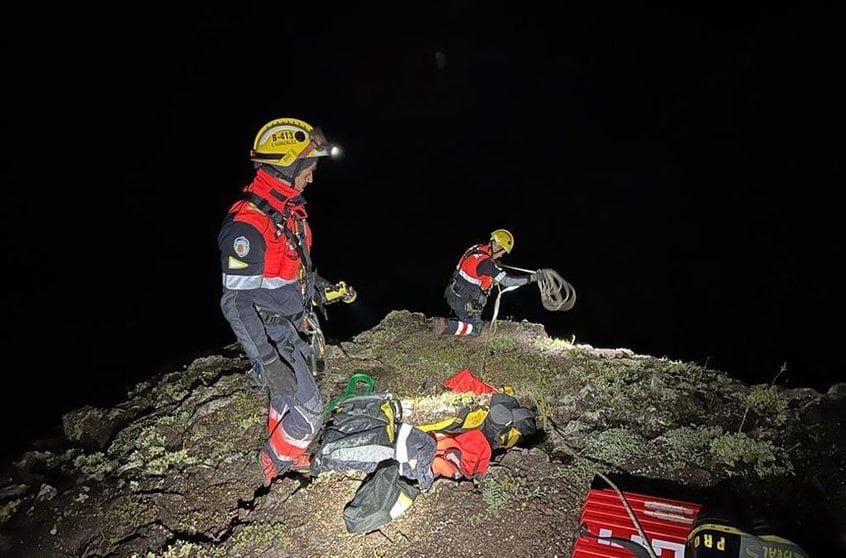 Los bomberos de Lanzarote iniciando el rescate de la cabra.