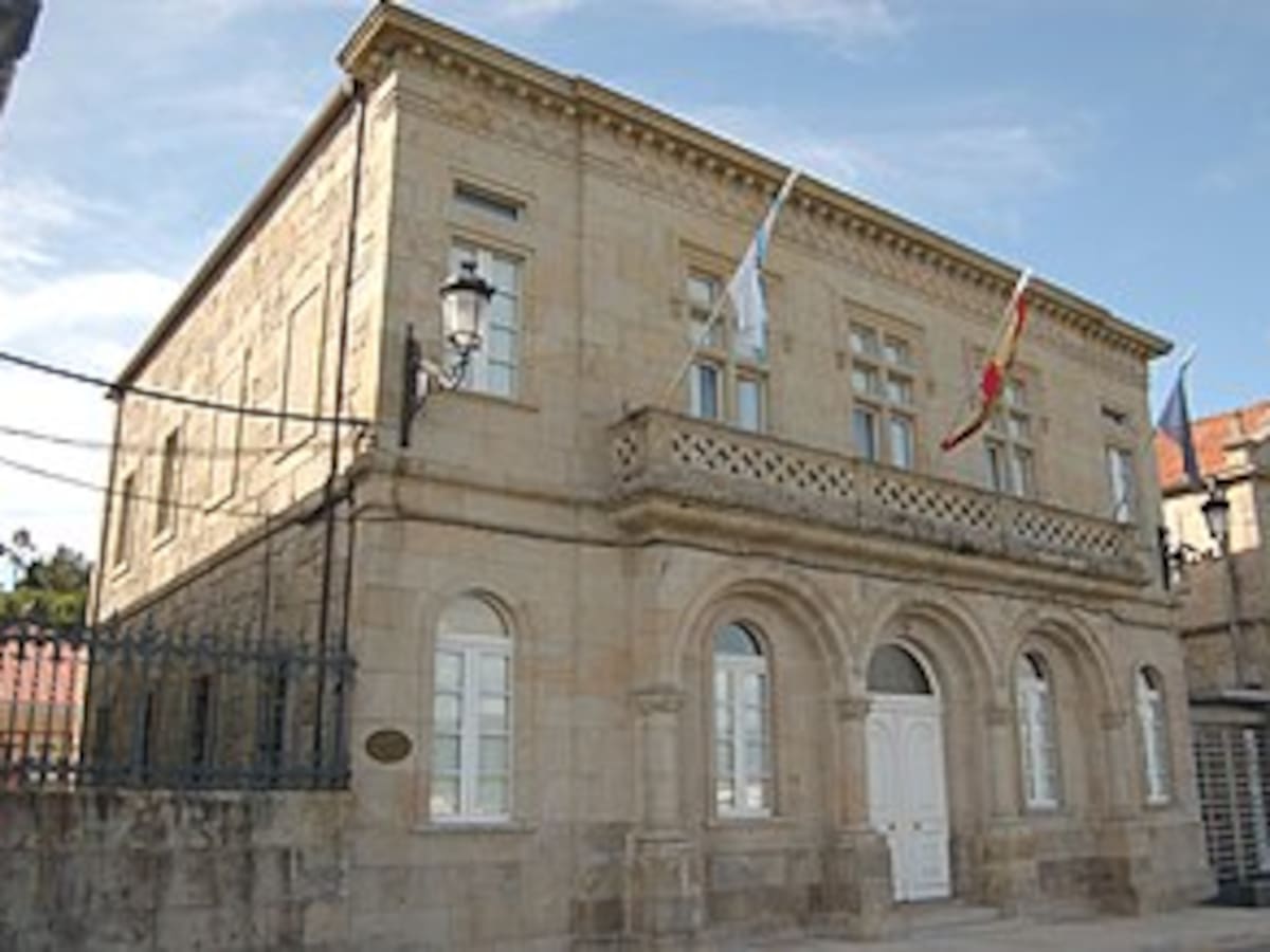 El PP de Pontecaldelas solicita al alcalde que rectifique tras nombrar a su pareja responsable de comunicación