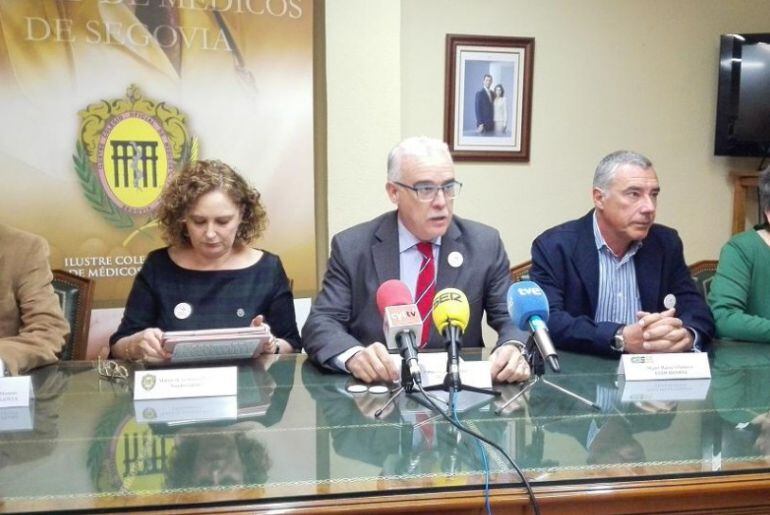 El presidente del Colegio de Médicos de Segovia Enrique Gilabert (C) durante una comparecencia de prensa en la sede de este colegio.
