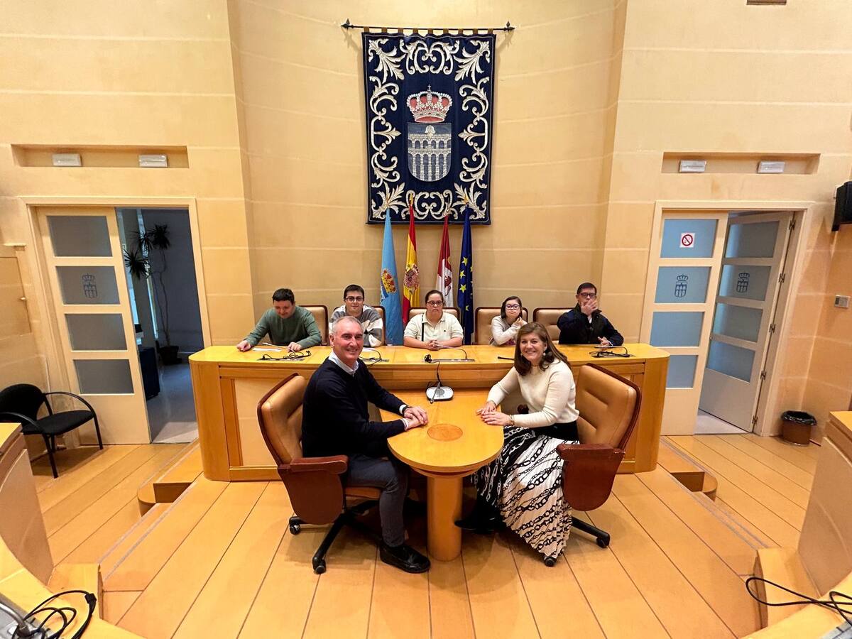 La asociación Síndrome de Down de Segovia visita el Ayuntamiento