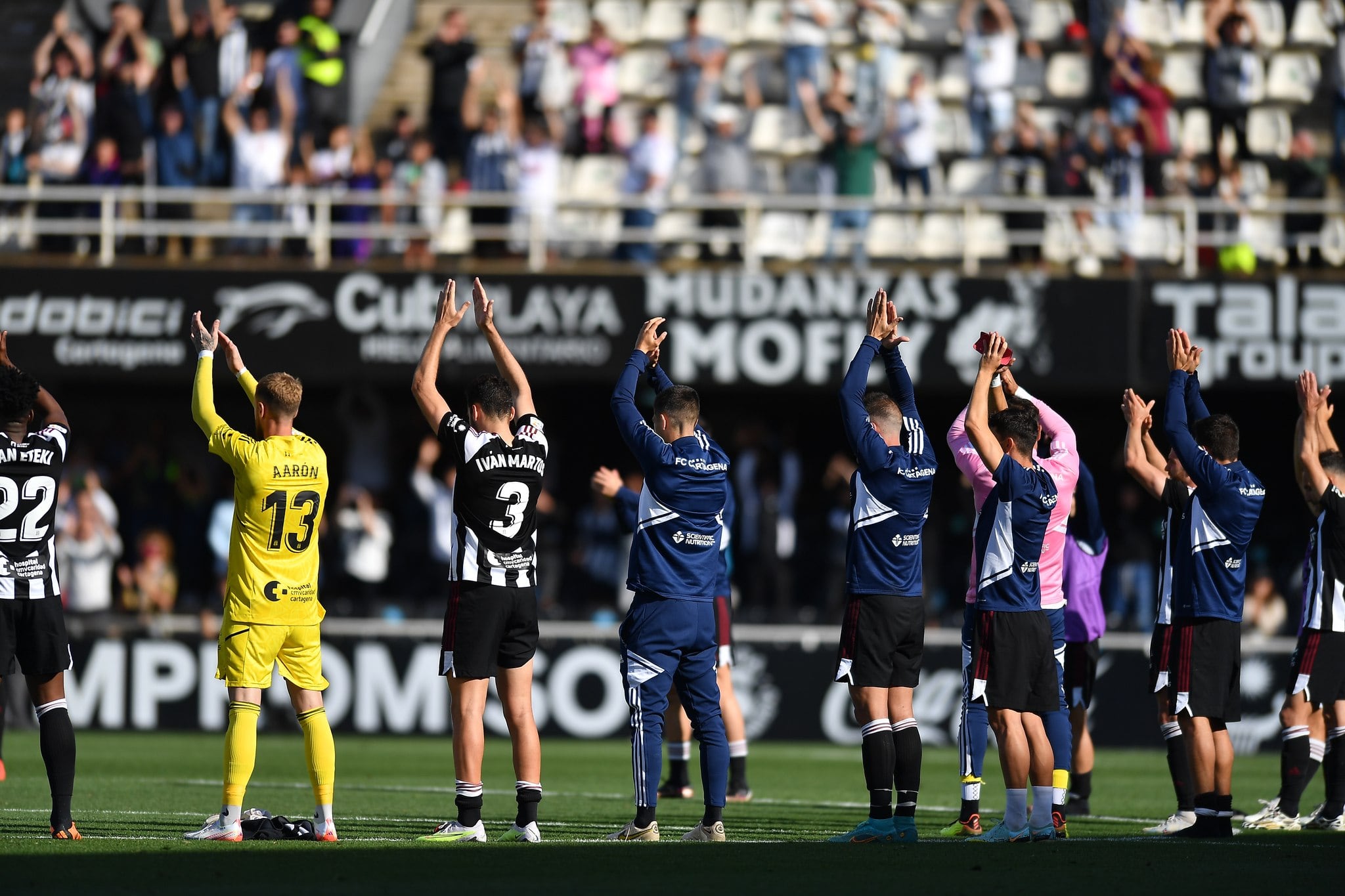 La plantilla del Efesé celebra la victoria ante el Sporting