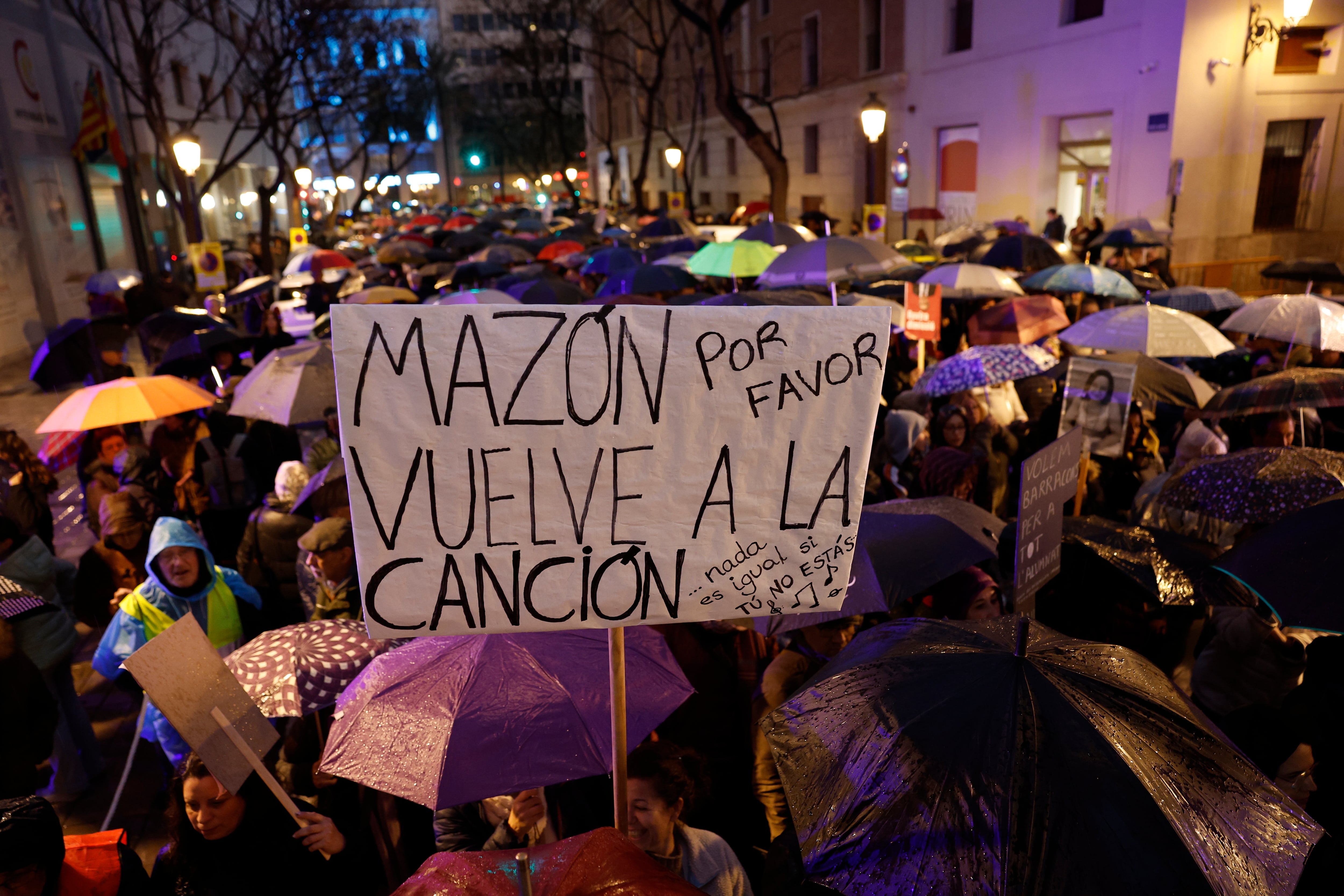 VALENCIA, 01/02/2025.- La cuarta manifestación en València contra el president de la Generalitat, Carlos Mazón, por su &quot;nefasta gestión&quot; de la dana del 29 de octubre ha comenzado este sábado poco después de las 18 horas en el centro de la ciudad, acompañada de la lluvia que ha empezado a caer una hora antes. EFE/ Biel Aliño
