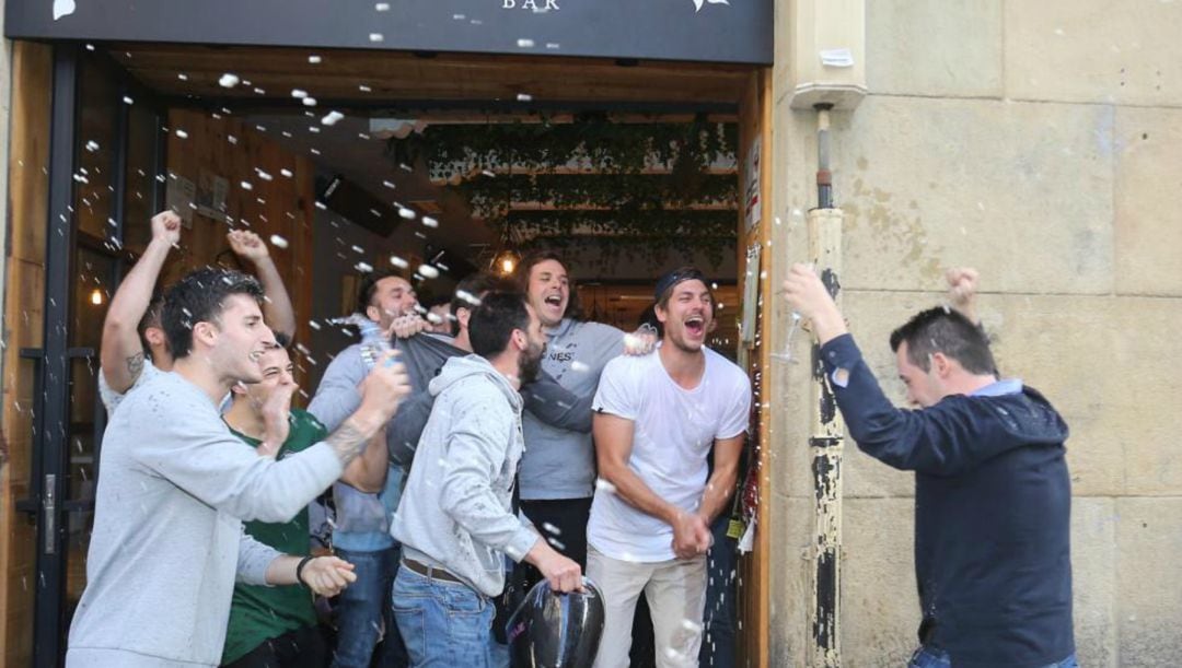 Los jugadores y el entrenador del Bidasoa celebran en la calle mayor de Irún la clasificación europea