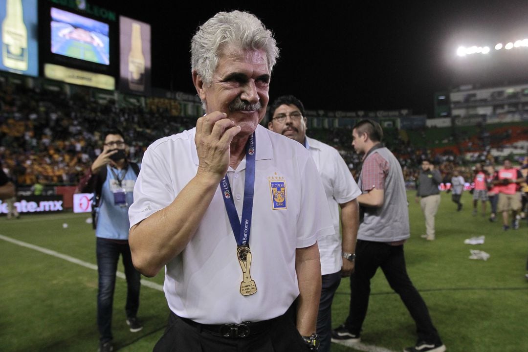 Ricardo Ferretti, entrenador de los Tigres, celebra la consecución del Torneo Clausura 2019 en León, México