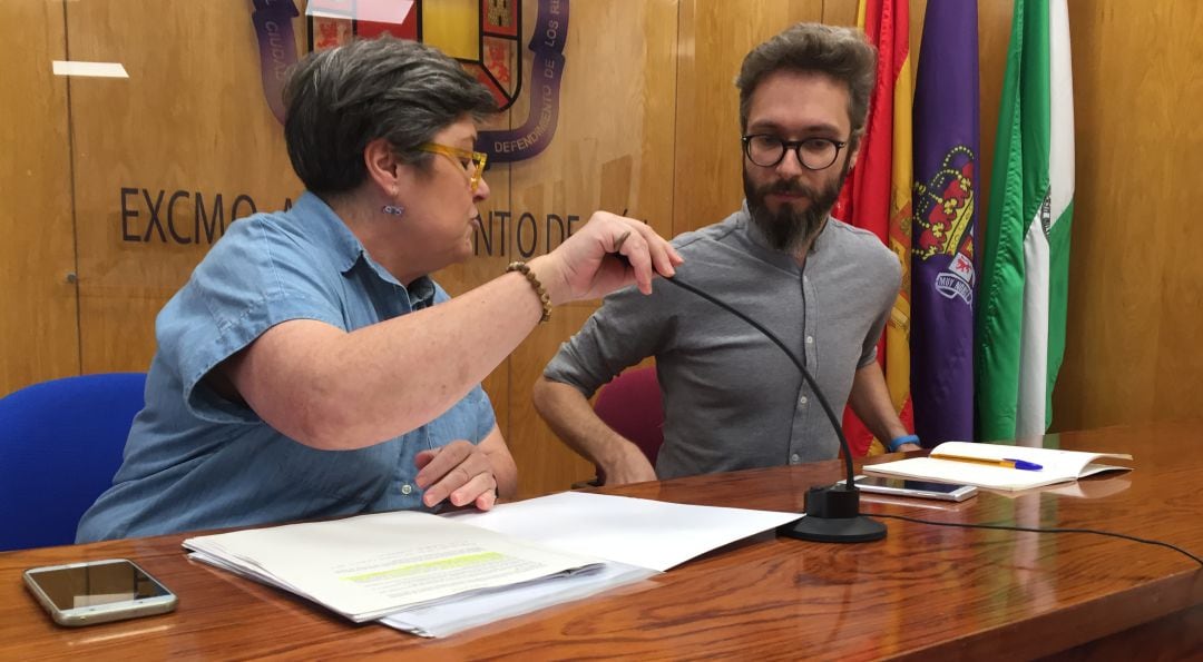 Lucía Real habla con su compañero, el concejal de Adelante Jaén Javier Ureña