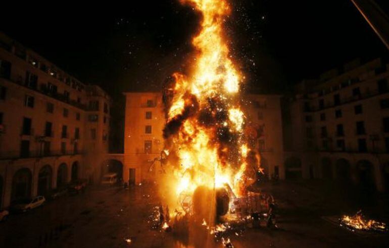 Las llamas consumen el monumento plantando en la plaza del ayuntamiento de Alicante, durante la &quot;Cremá de la Foguera&quot; oficial, en las tradicionales Hogueras de San Juan que se celebran en la capital alicantina