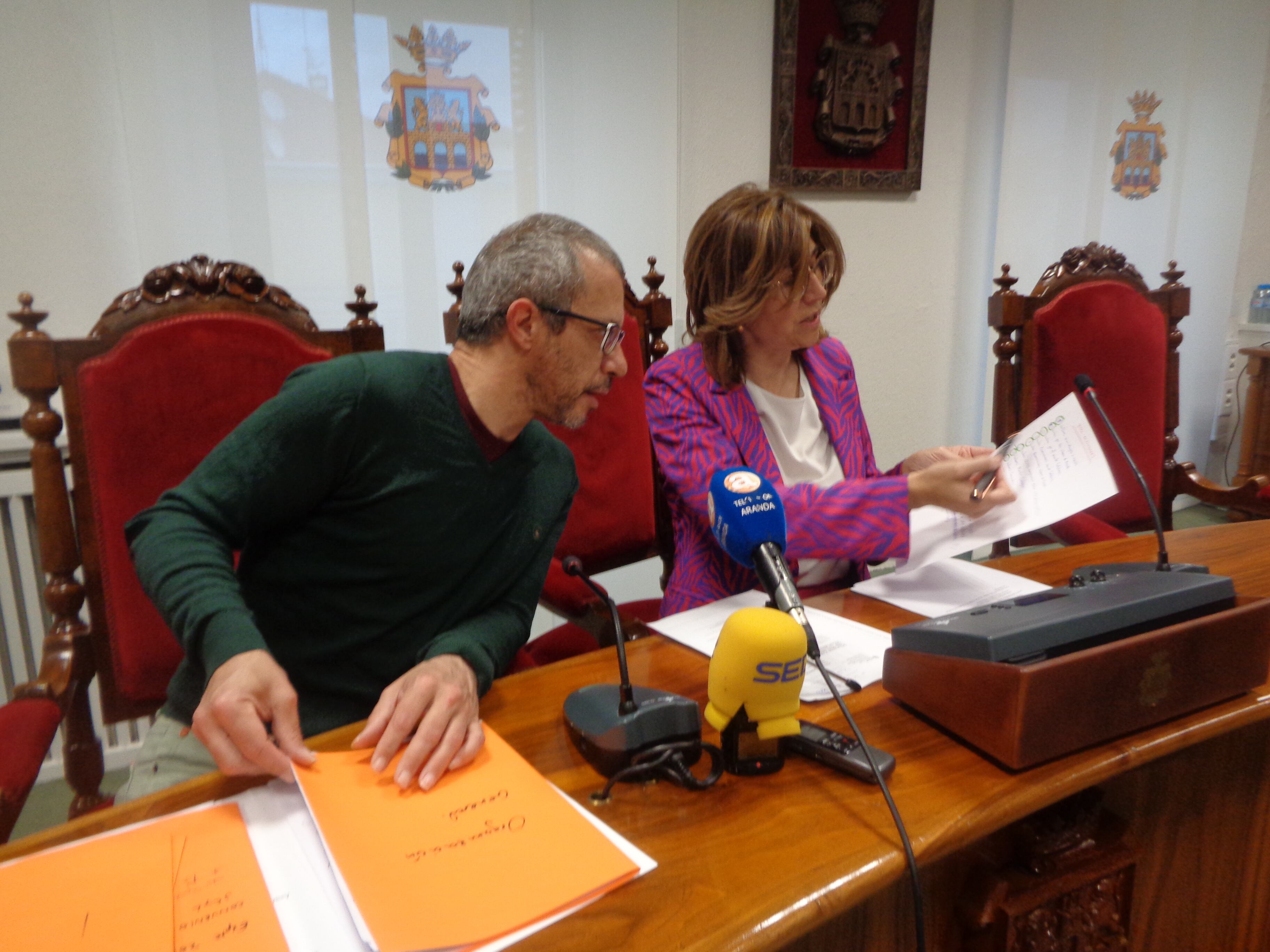 La alcaldesa consulta con el concejal de medioambiente las actividades antes de la presentación