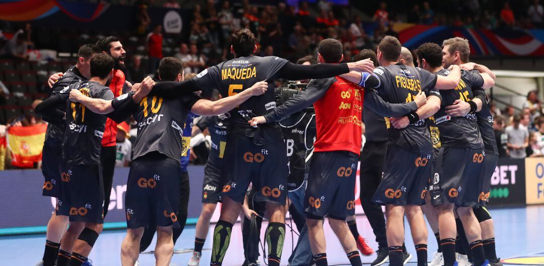 Los jugadores de la selección española de balonmano celebran el pase a semifinales tras ganar a Bielorrusia