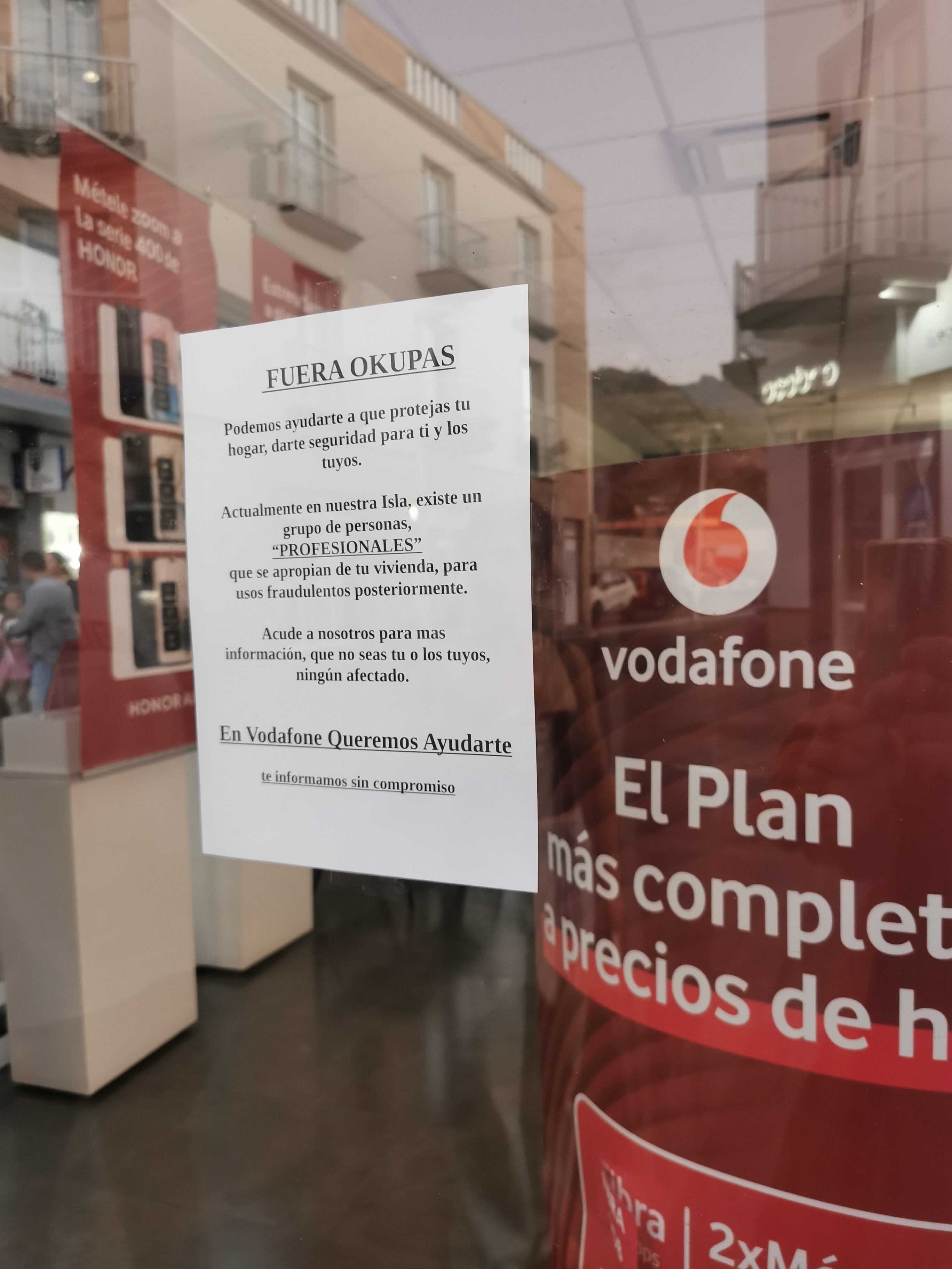El cartel anunciando el servicio de desokupación en una de las tiendas