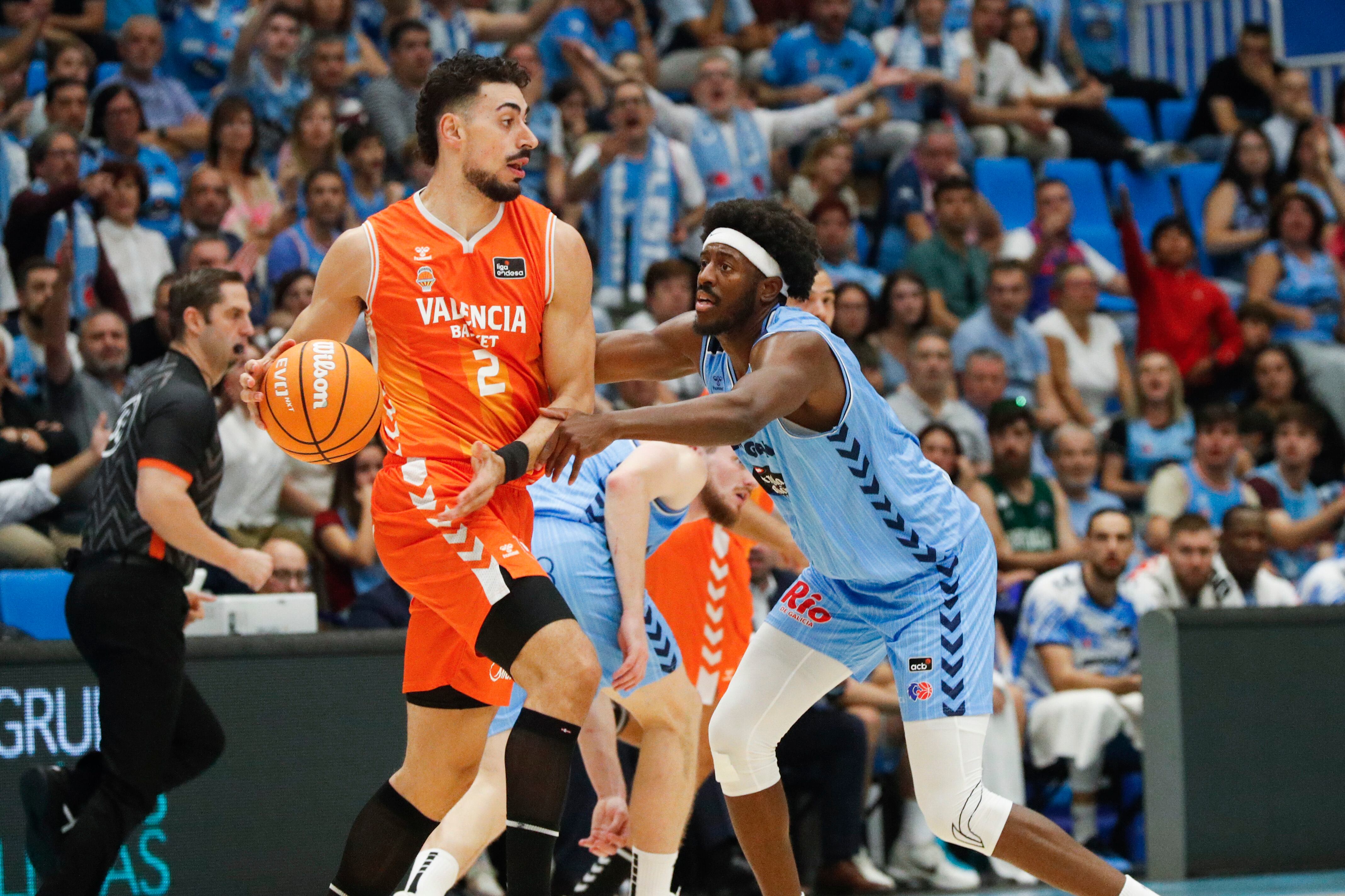 LUGO, 12/10/2025.- El escolta del Valencia Basket Josep Puerto (i) intenta superar a Keandre Cook, del Río Breogan, durante el partido de la Liga Endesa de baloncesto entre el Río Breogan y el Valencia Basket, este domingo en Lugo. EFE/ Eliseo Trigo
