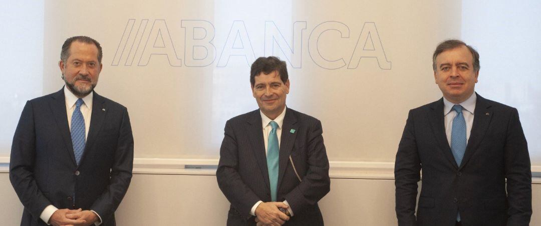 De izquierda a derecha, el presidente de Abanca, Juan Carlos Escotet; el consejero delegado de Novo Banco, Antonio Ramalho, y el consejero delegado de Abanca, Francisco Botas