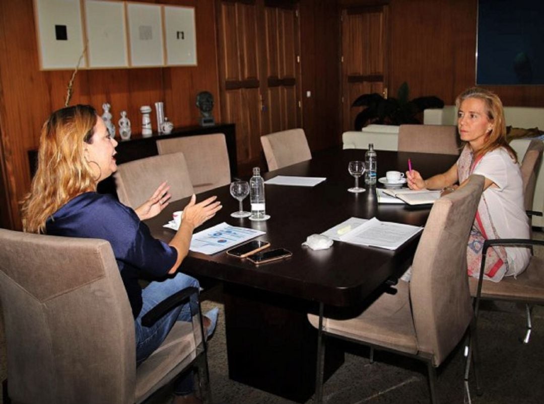 Las presidentas del Cabildo de Lanzarote, María Dolores Corujo, y de la Federación Turística de Lanzarote, Susana Pérez, durante la reunión.