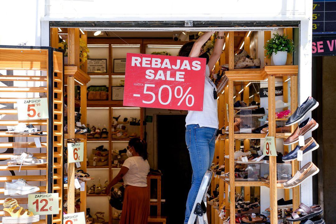 Una empleada trabajar en un establecimiento de la capital en plenas rebajas de verano, a 25 de junio de 2021