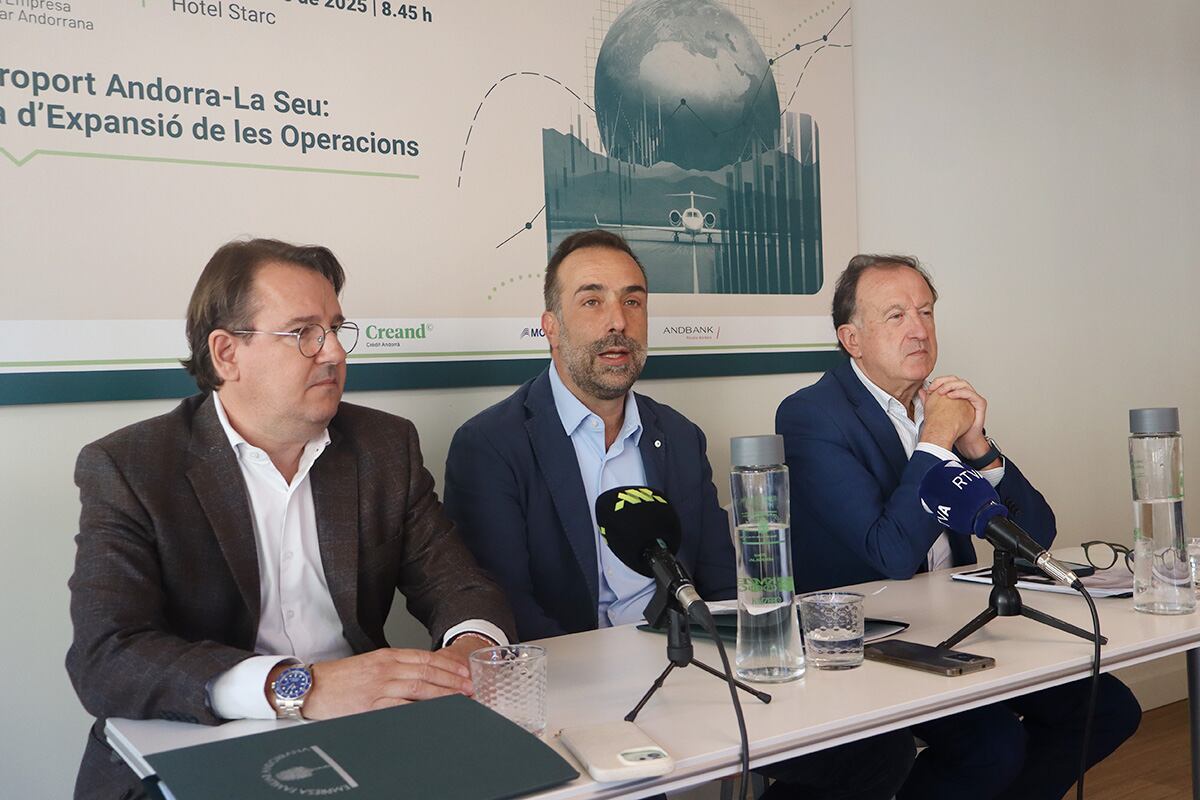El secretari de l'EFA, Daniel Aristot (e), el president de l'EFA, Daniel Armengol (c), i el secretari tècnic de l'EFA, Joan Tomàs (d) durant la presentació del XXI Cicle de l'EFA.