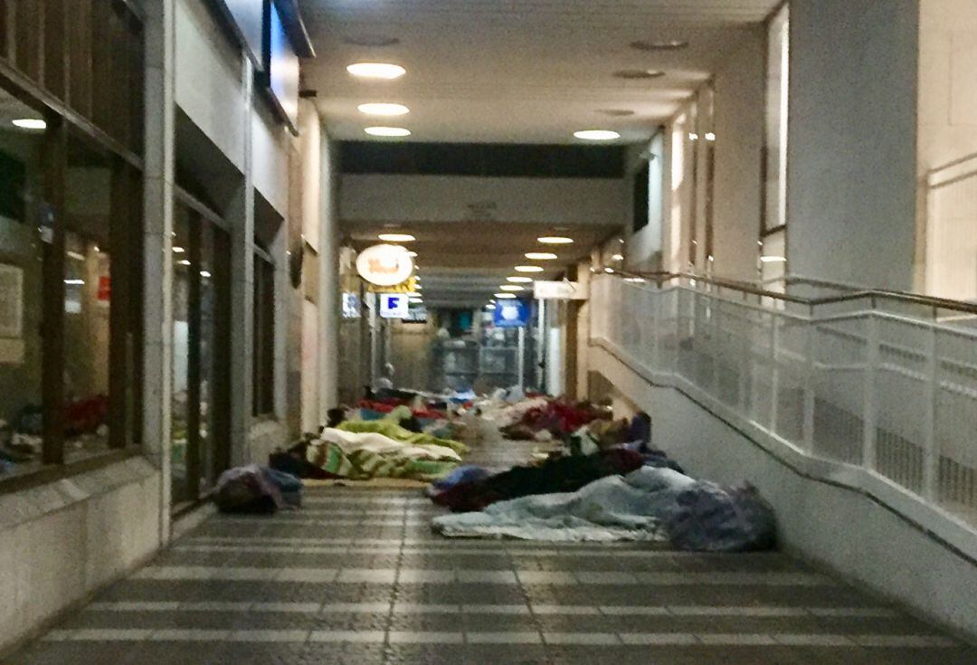 Un amplio grupo de temporeros pasa la noche en el pasaje de Vara de Rey