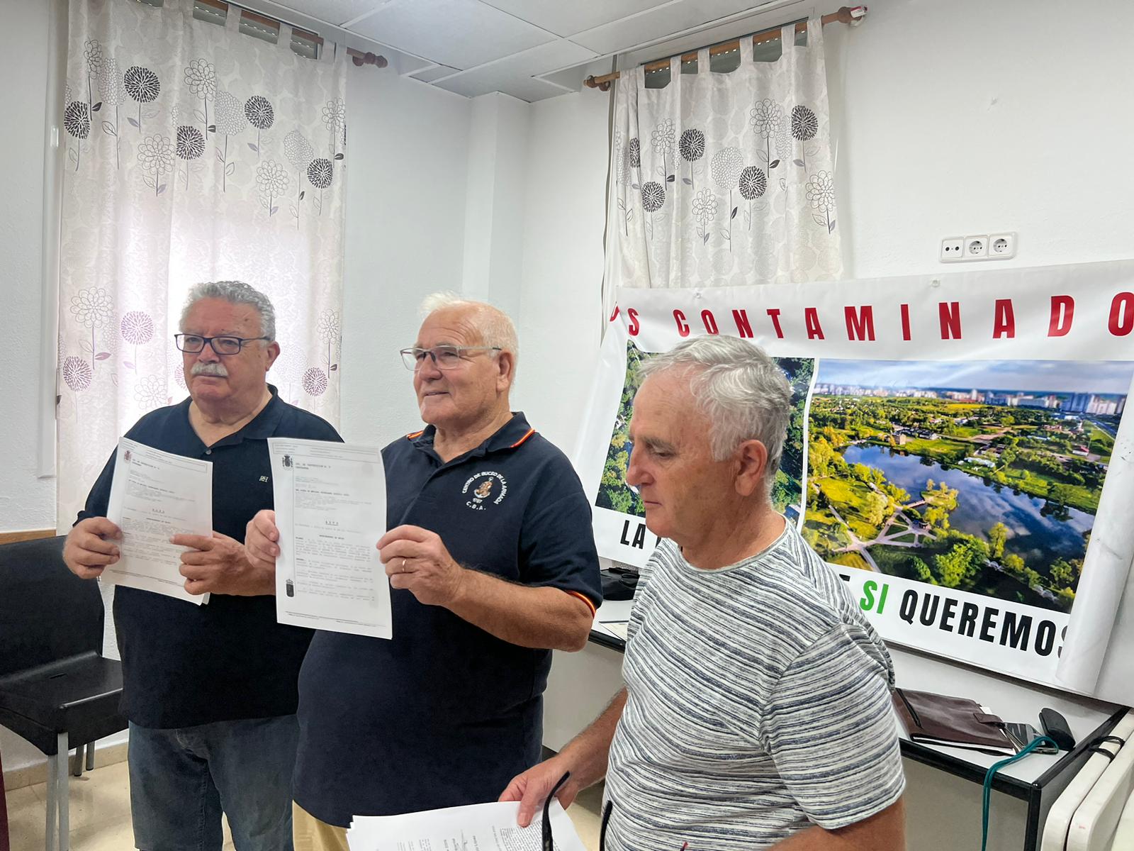 Foto de miembros la Plataforma de Metales Pesados de Cartagena con la resolución judicial