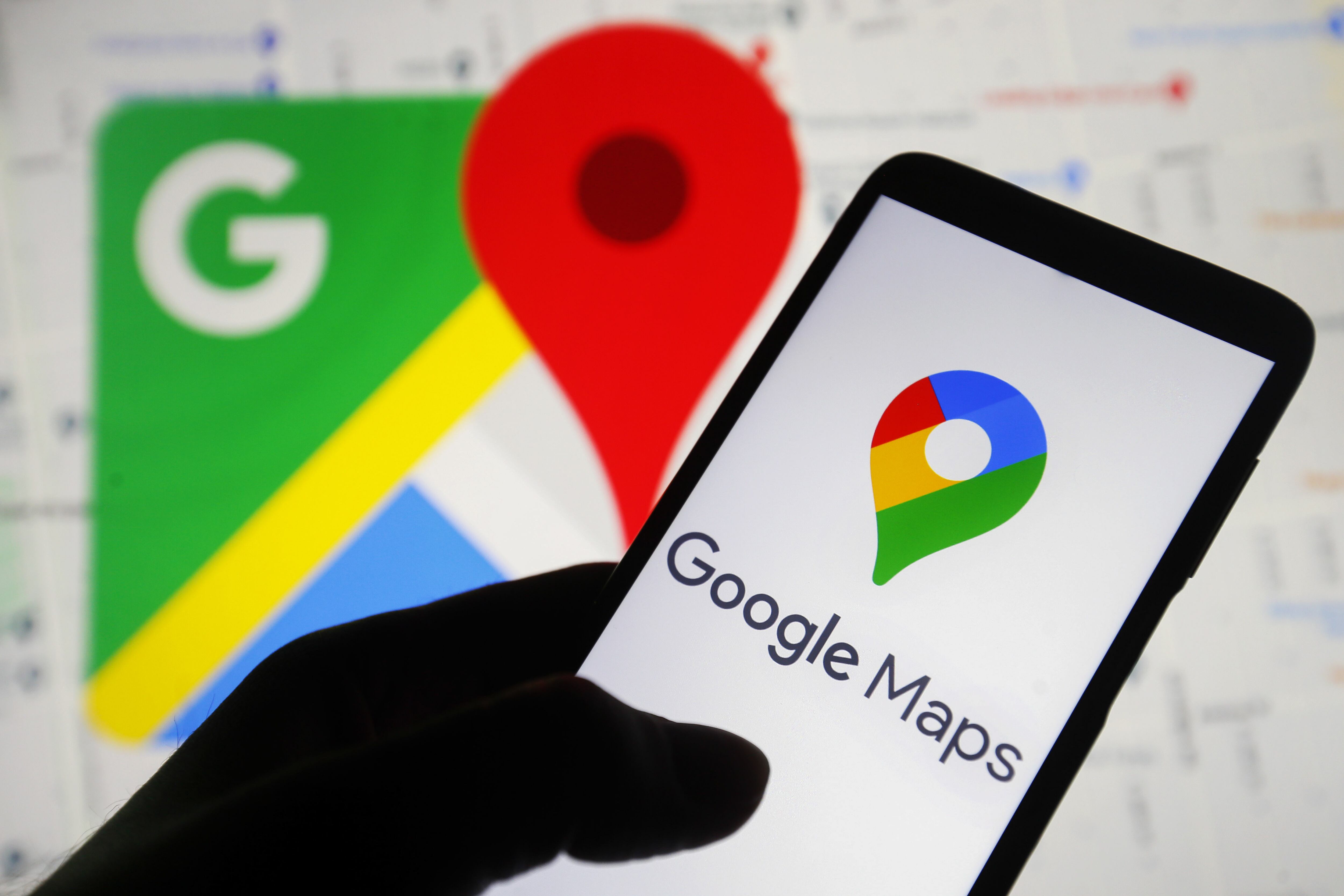 Fotografía del logotipo de Google Maps en un móvil.