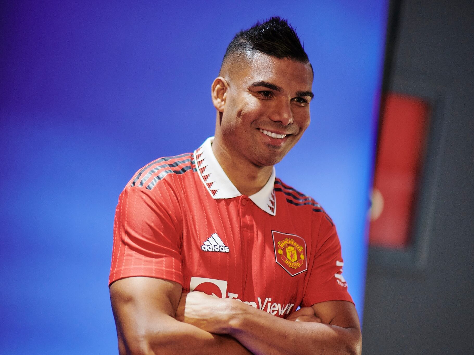 Casemiro posa con la equipación del Manchester United