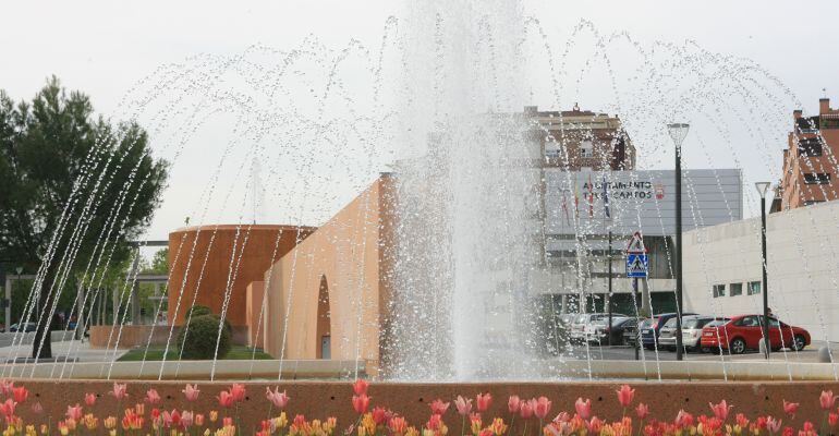 Fuente hornamental frente al ayuntamiento de Tres Cantos