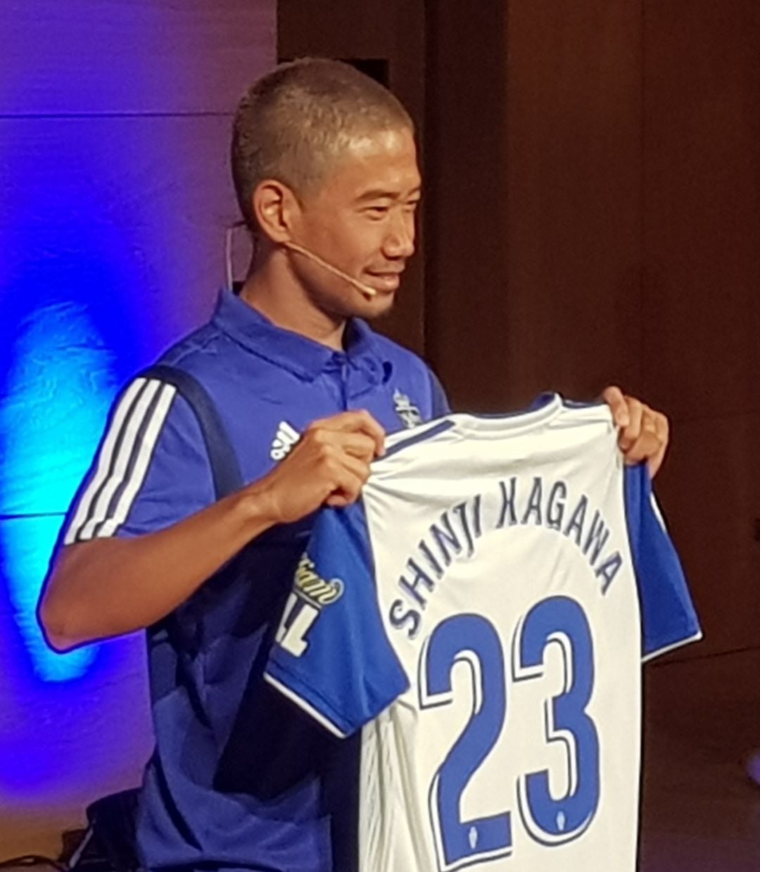 Shinji Kagawa posando con su nueva camiseta del Real Zaragoza