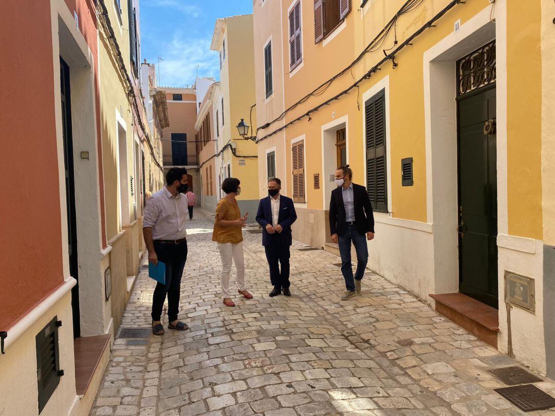 La batllesa Joana Gomila amb Josep Marí, conseller de Mobilitat i Habitatge, durant una visita a Ciutadella.