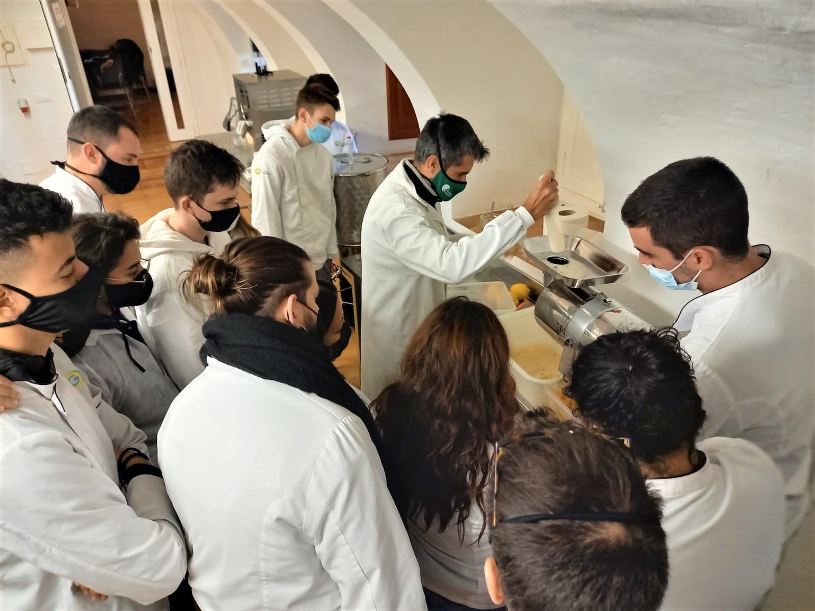 Alumnes en una visita a l'Escola Agrària.