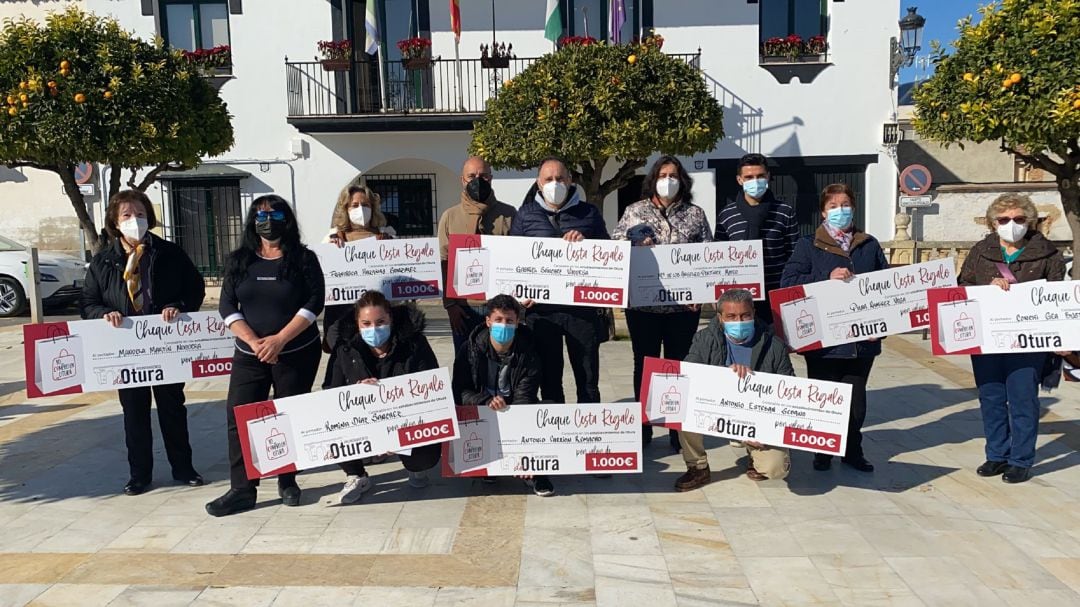 Entrega de los cheques regalo de la campaña de promoción del comercio de Otura (Granada)