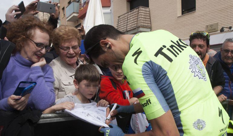 El ciclista  Alberto Contador, firma autógrafos antes de la salida de la primera etapa de la Volta Ciclista a Catalunya