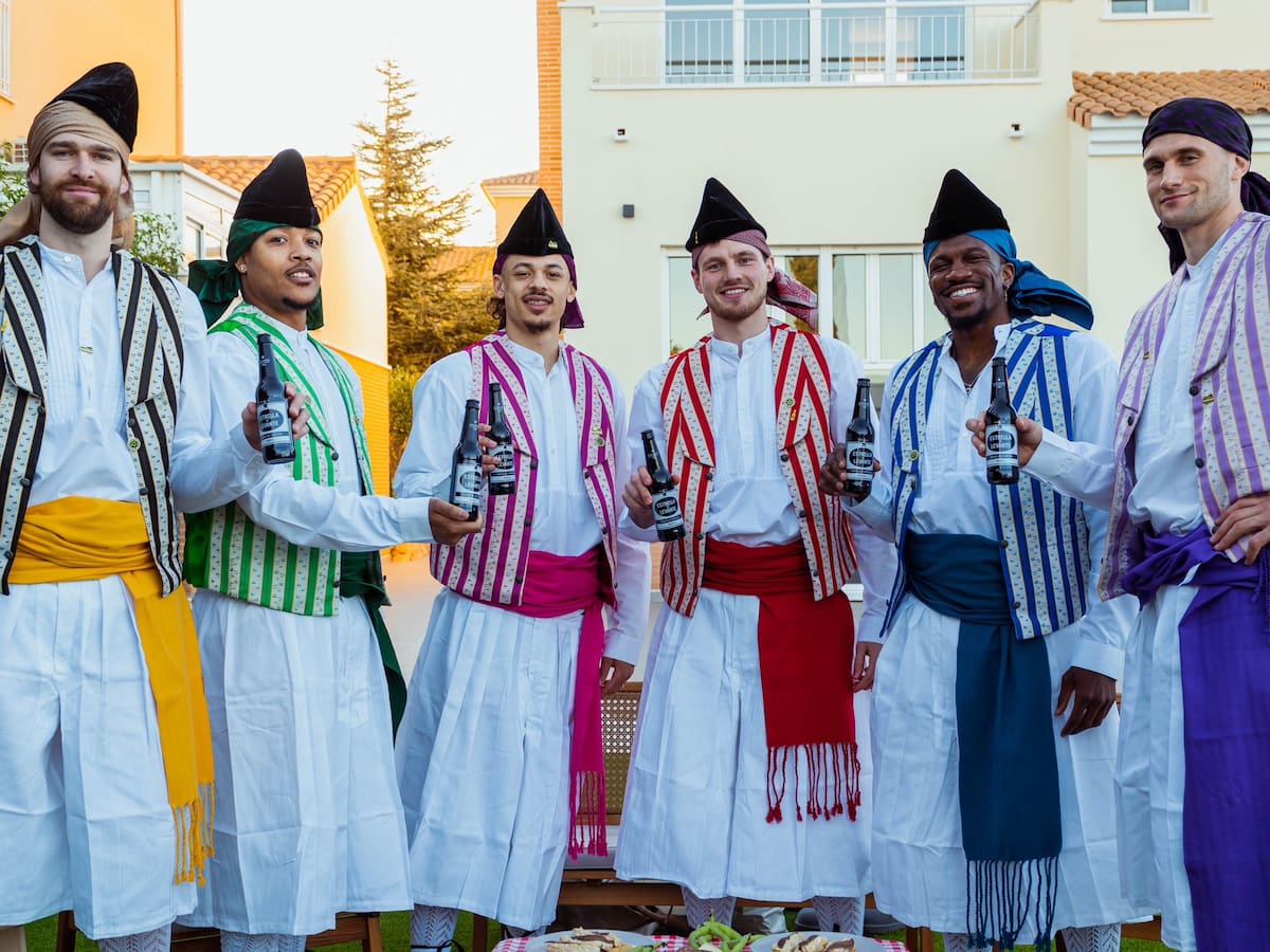 "Welcome to the Bando de la Huerta con UCAM Murcia": el equipo de moda en la ACB tampoco se pierde la fiesta más colorida de Murcia