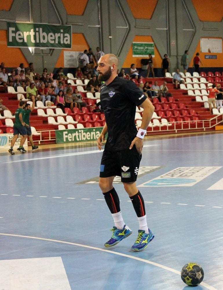 Emilio Esteban calienta antes de un partido con el Benidorm