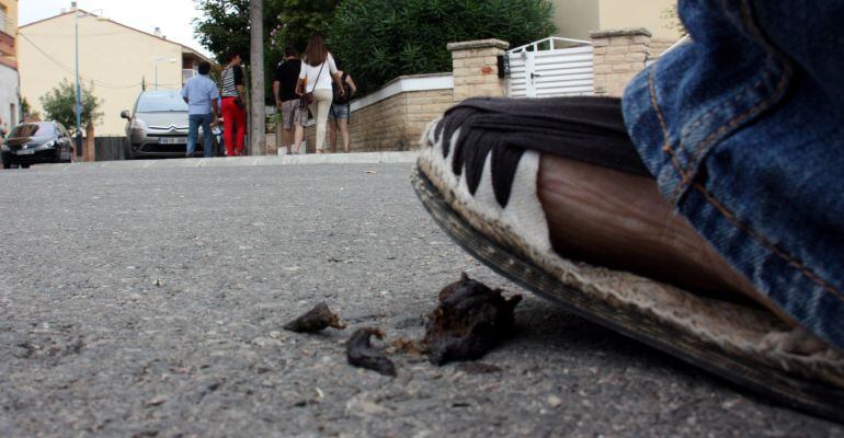 Una persona a punt d'aixafar una tifa al carrer